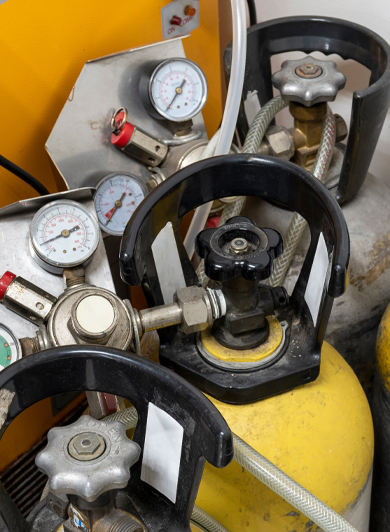 CO2 nitrogen and mixed gas distribution systems for beverage dispensing